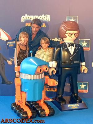 Luis Mottola y sus hijos en la premiere de la película Playmobil en Madrid