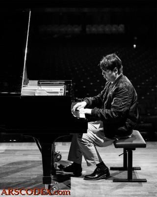 Lang Lang playing piano for an audience